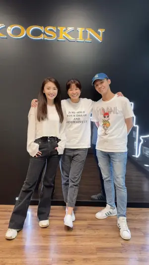 ▲陳子玄(左一)和老公江國瑋(右一)送喜餅到李燕公司。(圖/翻攝自李燕正面思考團臉書) ▲陳子玄(左一)和老公江國瑋(右一)送喜餅到李燕公司。(圖/翻攝自李燕正面思考團臉書)