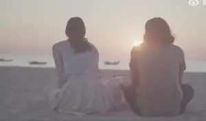▲仲尼曾拍攝與卡琳娜在海邊相識、相戀的故事影片。（圖／翻攝微博）