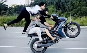 要錢不要命！越南網紅在街頭表演摩托車特技　遭警察逮捕
