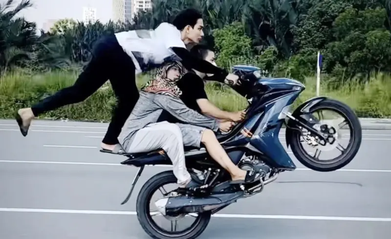 ▲越南一名網紅日前夥同2名同伴，在街頭上演三人超載的摩托車特技，事後被警察逮捕。（圖／翻攝自影片）