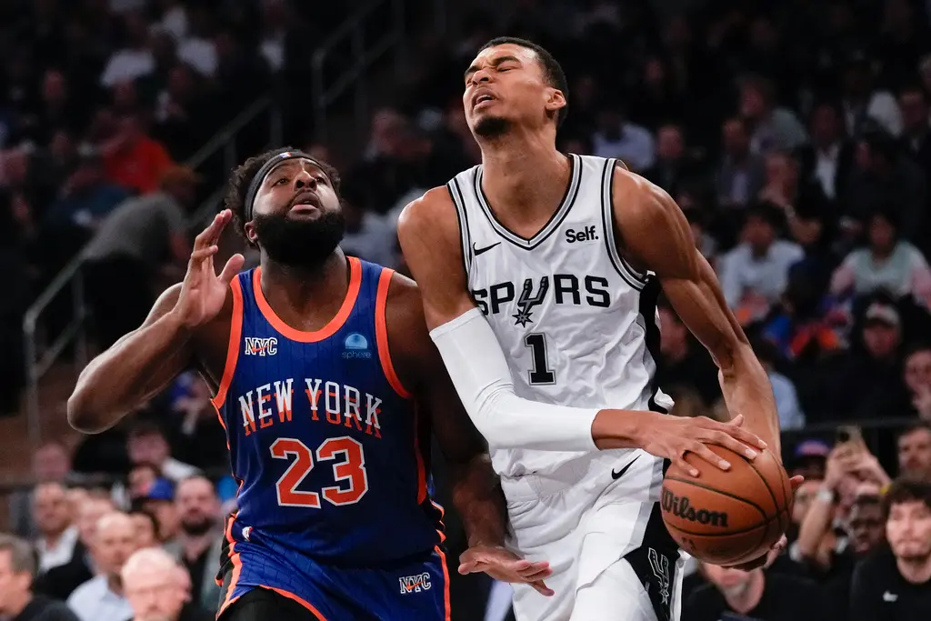 ▲Victor Wembanyama面臨尼克中鋒Mitchell Robinson的防守，整場只拿到14分。（圖／美聯社／達志影像）