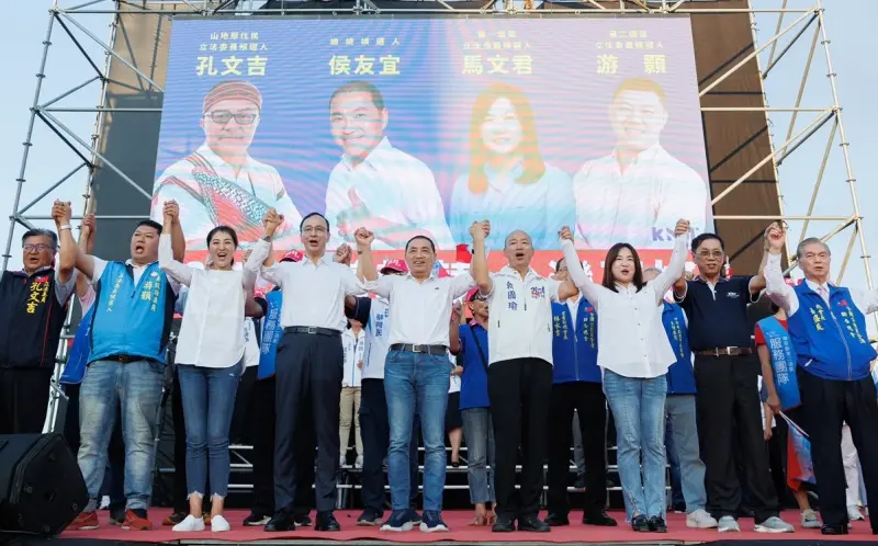 ▲韓國瑜多次為侯友宜站台並肩作戰,圖為5日的南投競總成立大會。(圖/南投縣議員游顥提供,2023.11.09)