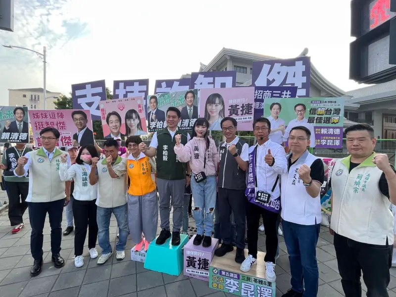 ▲今（9）日高雄第六選區民進黨立委候選人黃捷和許智傑、李昆澤、李柏毅，在高雄澄清、自由路的路口跨區大合體，一起向上班上課的民眾揮手致意。（圖／黃捷辦公室提供）