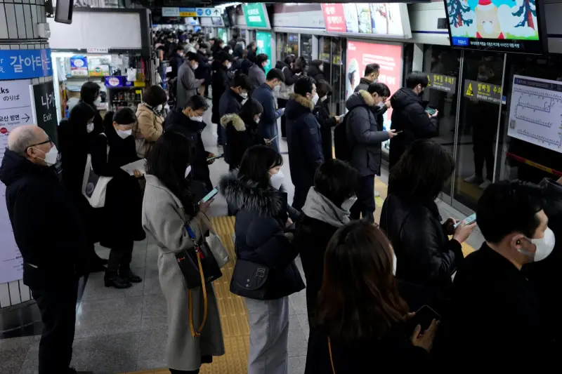 ▲負責首爾地鐵1到8號線及部分9號線區間的首爾交通公社，因勞資談判破裂，自9日白天至10日晚間進行警示性罷工。資料照。（圖／美聯社／達志影像）