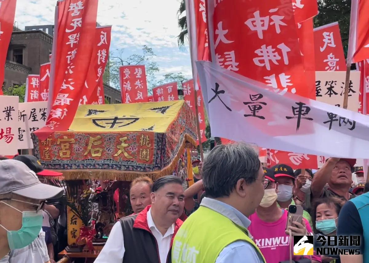 ▲新屋鄉親帶著新屋天后宮媽祖鑾轎北上抗議、約300位抗議民眾聚集在農業部前。（圖／記者林志怡攝，2023.11.09）