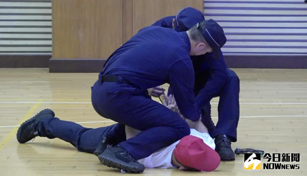 ▲2024大選「安維8號」成軍，國安局特勤演練制伏滋擾民眾。（圖／記者葉政勳，2023.11.09）