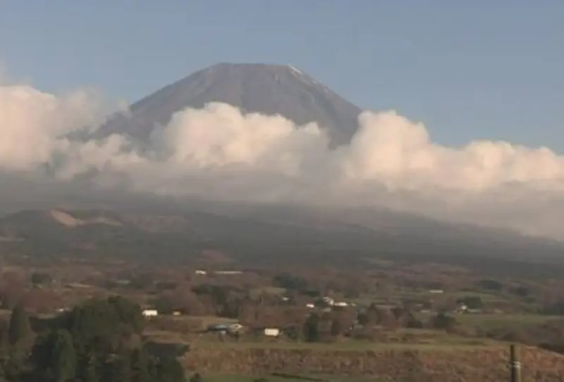 ▲因為氣溫異常高，日本富士山在立冬當天反而沒有山頂積雪。（圖／翻攝自NHK）