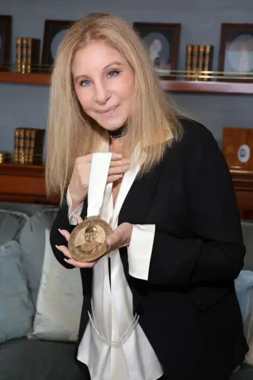 ▲▼國寶級歌后芭芭拉史翠珊地位崇高。（圖／美聯社、Barbra Streisand臉書）