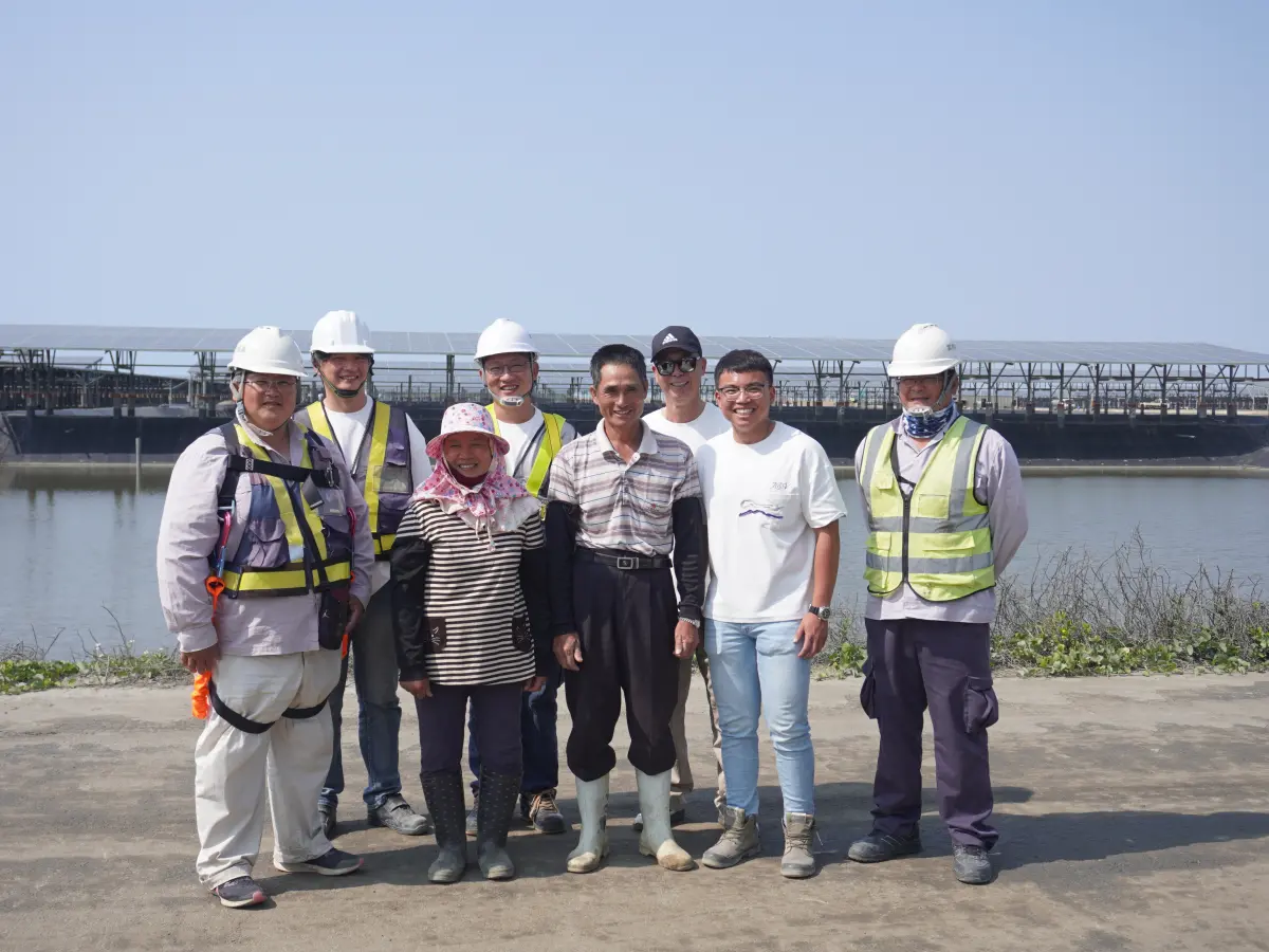 ▲雲豹能源南部同仁與當地漁民之合照。（圖／品牌提供）