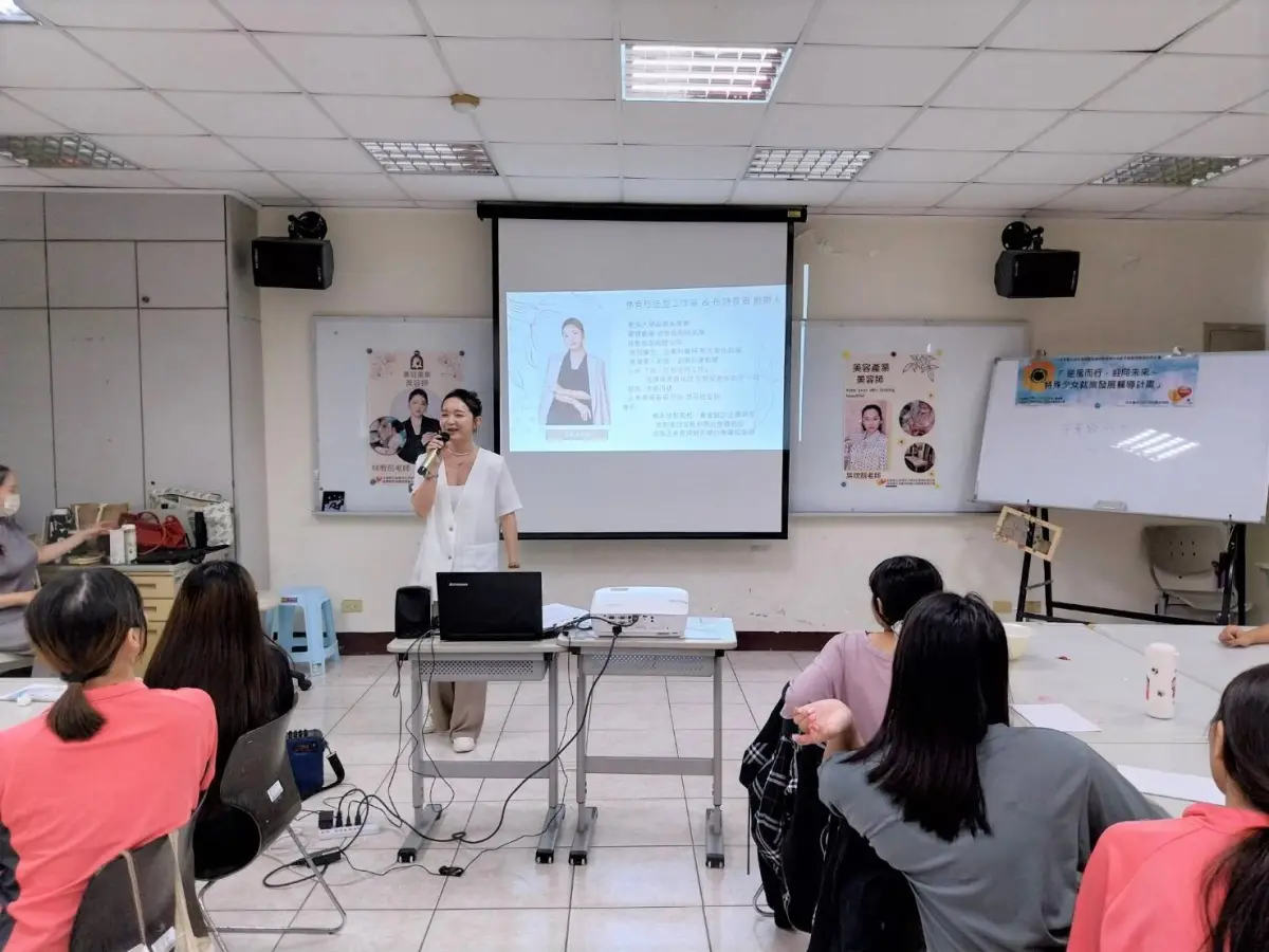 ▲安置在社福機構的非行少女，透過勞動部公益彩券回饋金加強推動弱勢青少年就業準備計畫，參加職涯探索工作坊、職場達人分享及職場參訪等團體課程，協助她們走回人生正軌。