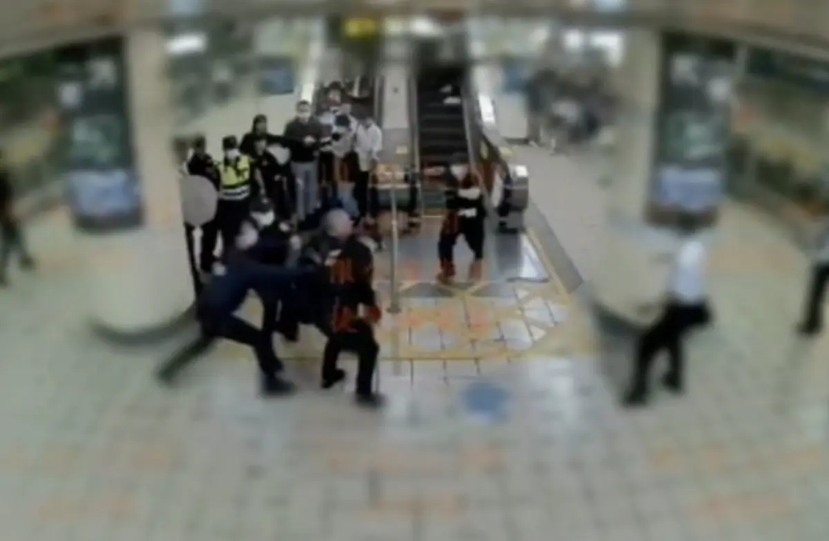 ▲8日晚間，北市捷運警察隊獲報，捷運西門站月台電梯口，有2民眾發生爭執，警方獲報趕抵現場後，驚見其中1名男子持刀揮舞，立即將人控制後帶回派出所；據了解，事發當時，持刀男子不滿出電梯與民眾發生擦撞，雙方爆發口角爭執，最終該男子掏出水果刀揮舞，嚇壞民眾，月台人員見狀立即報警求助。（圖／翻攝畫面）