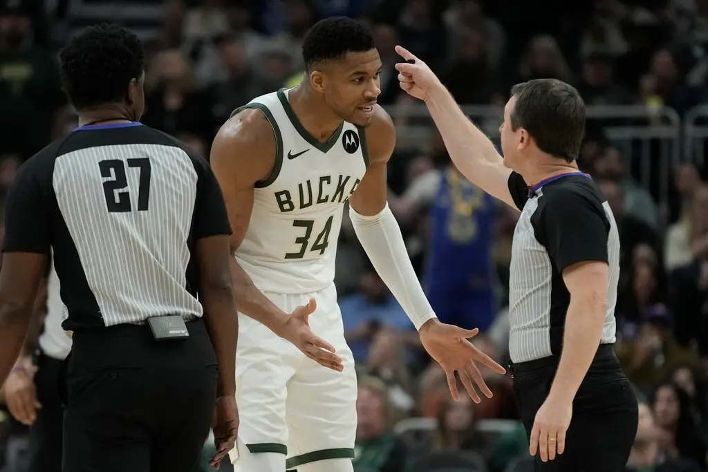 ▲「字母哥」Giannis Antetokounmpo因為在灌籃後怒視對手而被吹判技術犯規。（圖／美聯社／達志影像）