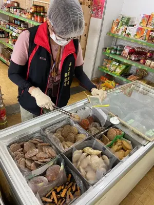 ▲衛生局人員針對素食食品、豆製品進行抽驗。（圖／記者莊全成翻攝）