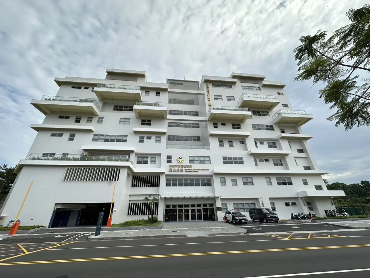 ▲高雄鳳山區某國中2名老師爆發衝突，其中1名黃姓外聘老師涉嫌拿「獎盃」攻擊周姓老師，導致其左手受傷，周姓老師憤而報警提告，鳳山分局受理後，全案依傷害罪函請高雄地檢署偵辦。(圖／高市府提供)