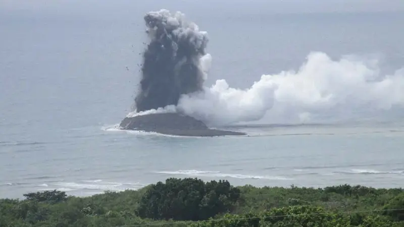 ▲日本東京以南1200公里、位於硫磺島附近的一座海底火山，10月底大量噴發，噴出的火山灰、岩塊在海面上沉積成一座新的島嶼。（圖／日本海上自衛隊拍攝影片截圖）