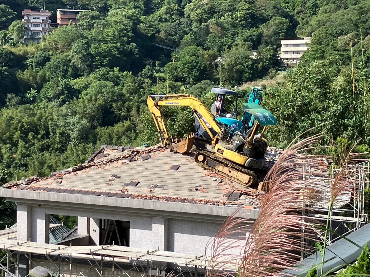 ▲廖先翔家族違建莊園自行進行拆除工程，民進黨議員再問市府要拆多久、怎麼罰？（圖 ／新北市議員廖先翔提供）