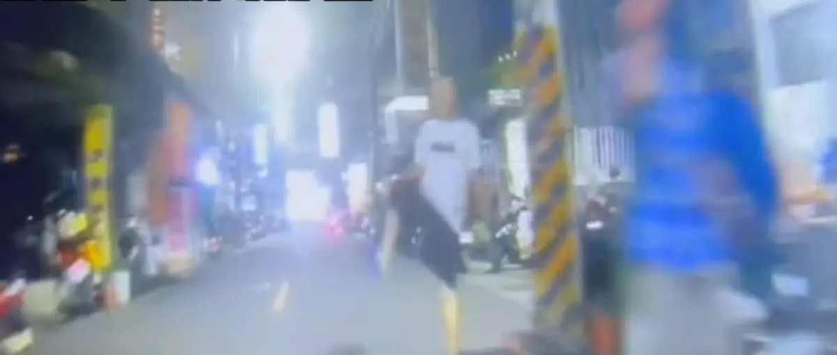 ▲蘇男抬腳作勢要踢路過機車。（圖／翻攝社會事影音新聞）