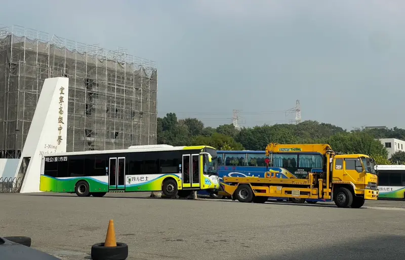 ▲四方電巴停在調度場的巴士,因積欠銀行債務被拖走。(圖/台中市議員曾威提供,2023.11.09)