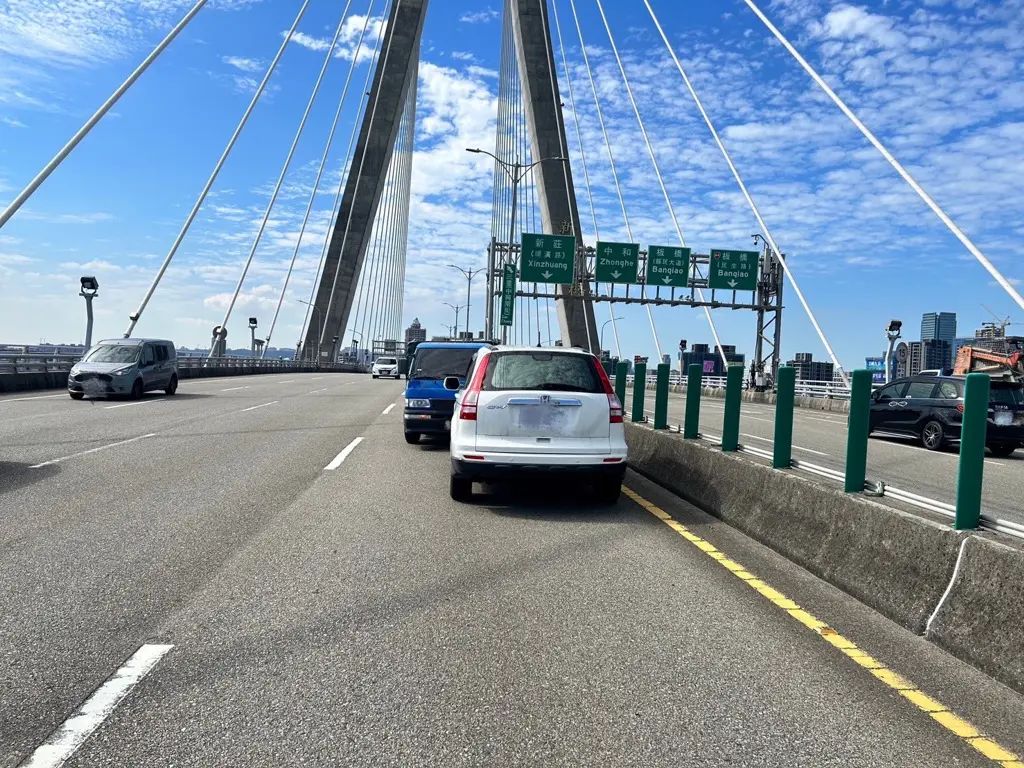 ▲楊男逆向開上新北環快，迎面撞上一輛小貨車。（圖／翻攝畫面）