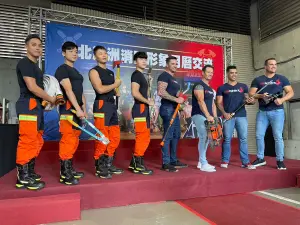 澳洲猛男消防員與2024年消防形象月曆代言消防員同框宣傳。(圖 /新北市政府消防局提供) ▲澳洲猛男消防員與2024年消防形象月曆代言消防員同框宣傳。(圖 /新北市政府消防局提供)
