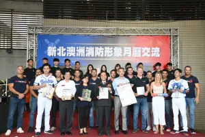 新北、澳洲消防員與合作單位共同出席宣傳2024年新北消防形象月曆。(圖 /新北市政府消防局提供) ▲新北、澳洲消防員與合作單位共同出席宣傳2024年新北消防形象月曆。(圖 /新北市政府消防局提供)