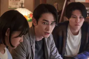 ▲町田啓太(中)在《電影版 勿說是推理》飾演狩集理紀之助。(圖/車庫娛樂) ▲町田啓太(中)在《電影版 勿說是推理》飾演狩集理紀之助。(圖/車庫娛樂)