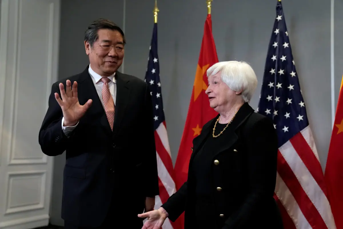 ▲中國國務院副總理何立峰（左）呼籲，應對上市公司提供更多支撐，以穩定資本市場。圖為他與美國財政部長葉倫會晤資料照。（圖／美聯社／達志影像）