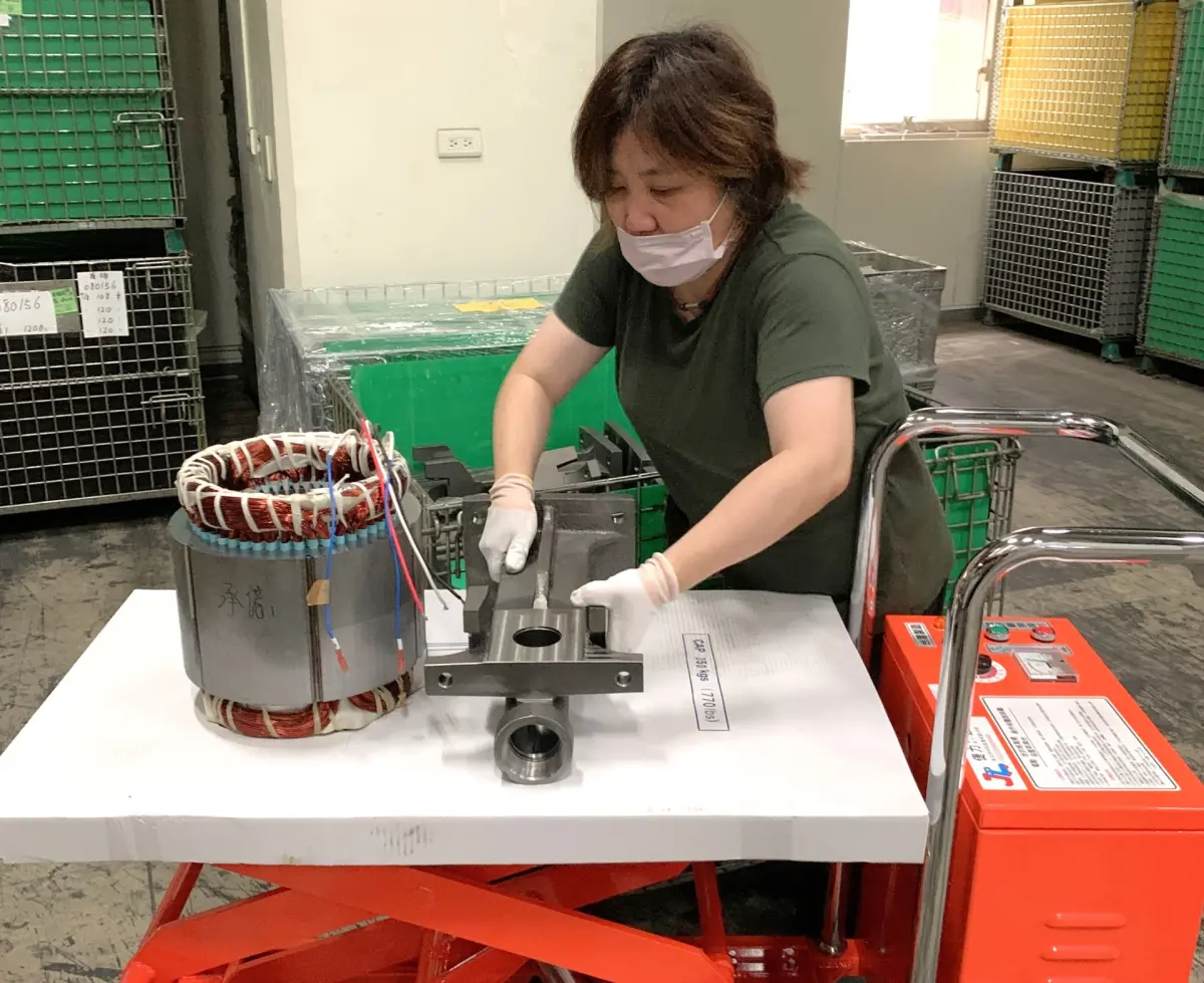 ▲北分署輔導企業運用職務再設計，以半電動迷你堆高機調整工作檯面高度，配合搬運及組裝環境，減輕中高齡員工負重壓力、續留職場。（圖／勞動部提供）