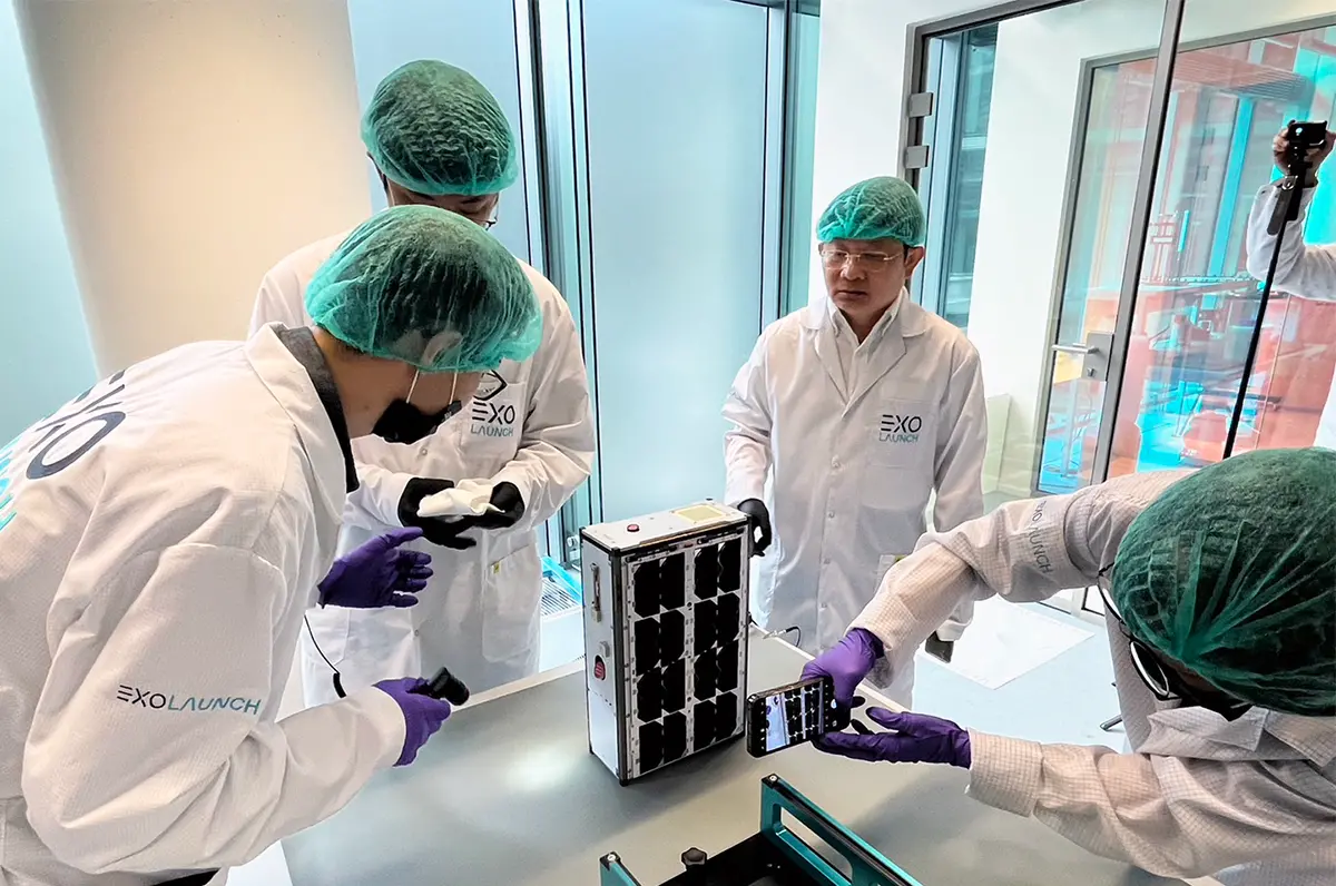 ▲國立中央大學與鴻海科技集團共同研製的台灣首顆寬頻通訊立方衛星「珍珠號」（PEARL），預計在台灣時間11月12日凌晨2點49分，搭乘SpaceX獵鷹九號運載火箭升空。（圖／中央大學太空科學與科技研究中心提供）