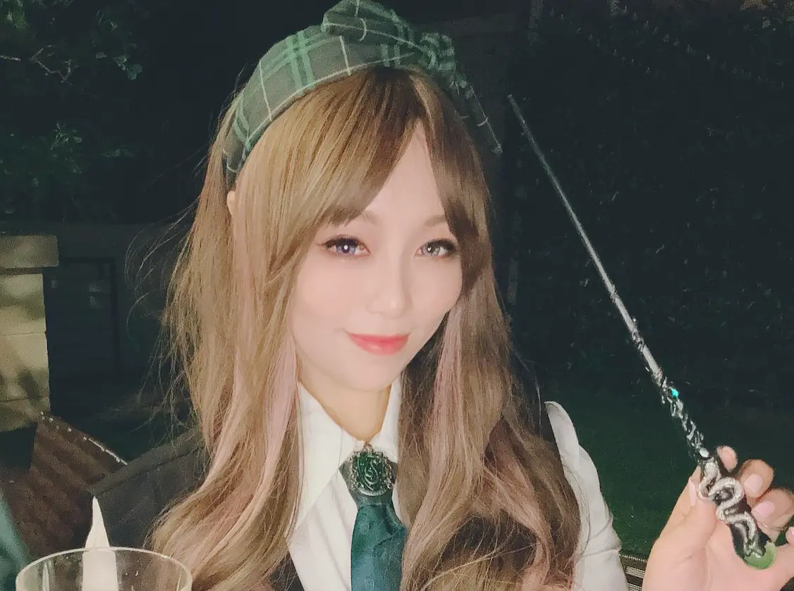 ▲「小蜜桃姐姐」朱安禹打扮成《哈利波特》裡「史萊哲林」學院的學生，42歲凍齡模曝光。（圖／翻攝朱安禹IG）