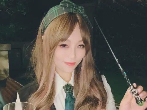 小蜜桃姐姐閃婚10億富商！俏扮哈利波特學生　42歲凍齡近況曝光
