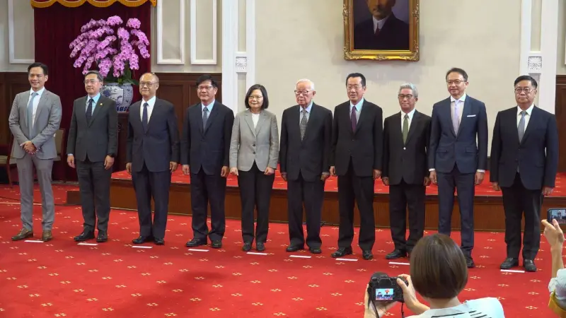 ▲蔡英文今舉行「2023『亞太經濟合作經濟領袖會議』代表團行前記者會」。（圖／記者嚴俊強攝，2023.11.10）