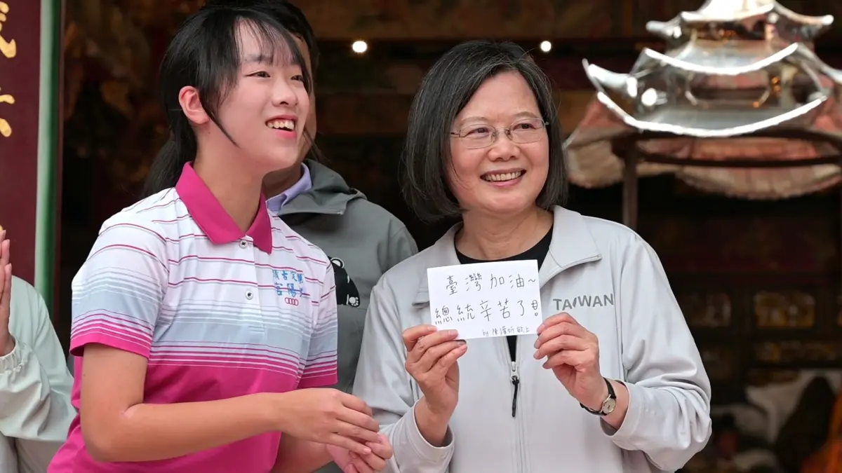 ▲蔡英文為拉抬五五波選區聲勢，明天將展開台中拜廟行程，圖為日前她到南投，支持者送給她小卡片。（圖／南投縣議員蔡銘軒提供，2023.11.10）