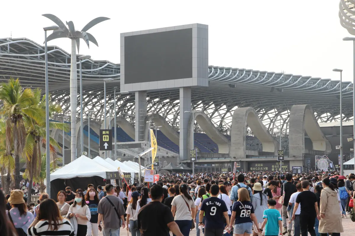 ▲高雄世運主場館是目前台灣辦理演唱會可容納最多人數的場地，預估場內外人數將逾8萬人。（圖／高雄市交通局提供）