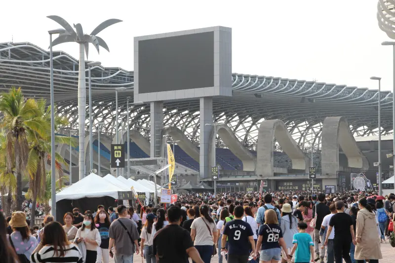 ▲高雄世運主場館是目前台灣辦理演唱會可容納最多人數的場地，預估場內外人數將逾8萬人。（圖／高雄市交通局提供）