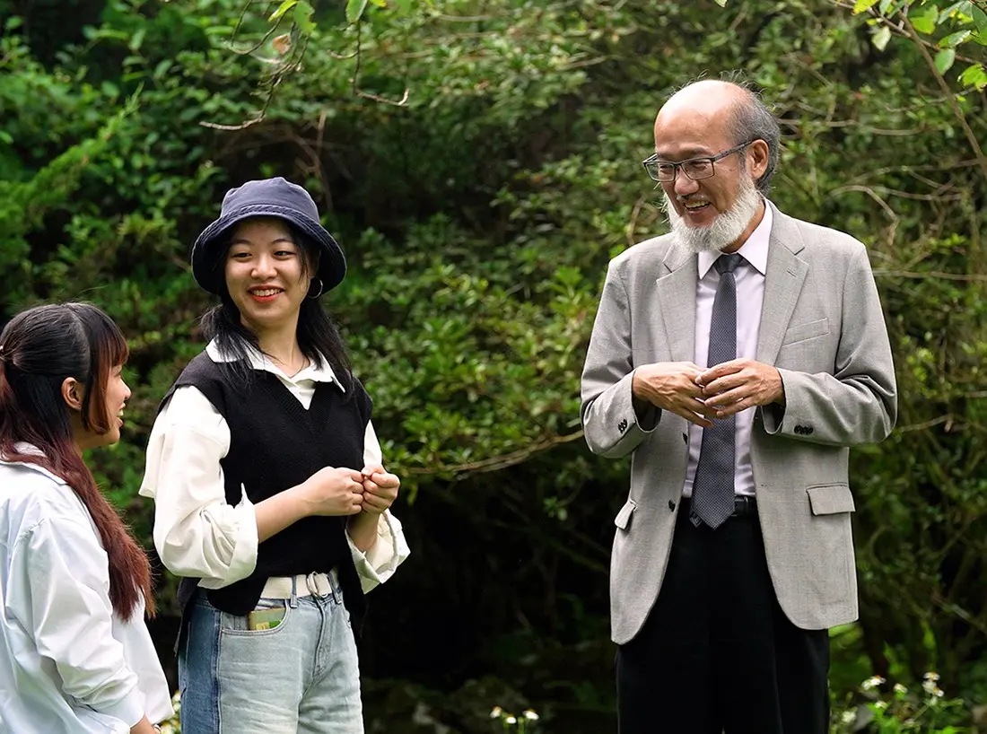 ▲華梵大學首創「生命設計週」，今（10）日宣布下週全校停課5天。圖為校長林從一（右）與學生討論如何設計自己的生命。（圖／華梵大學提供）