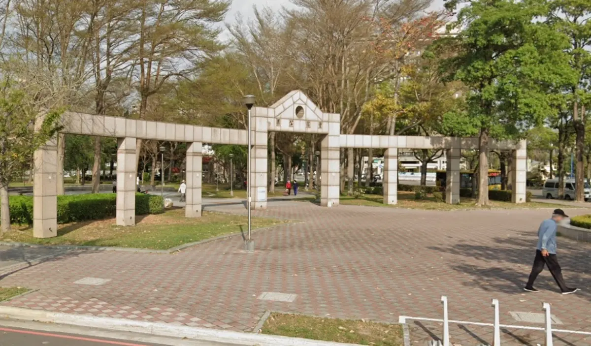 ▲台中市豐富公園又高又細的牌樓，被當地民眾形容是「墓園入口」。（圖／翻攝google街景圖，2023.11.10）