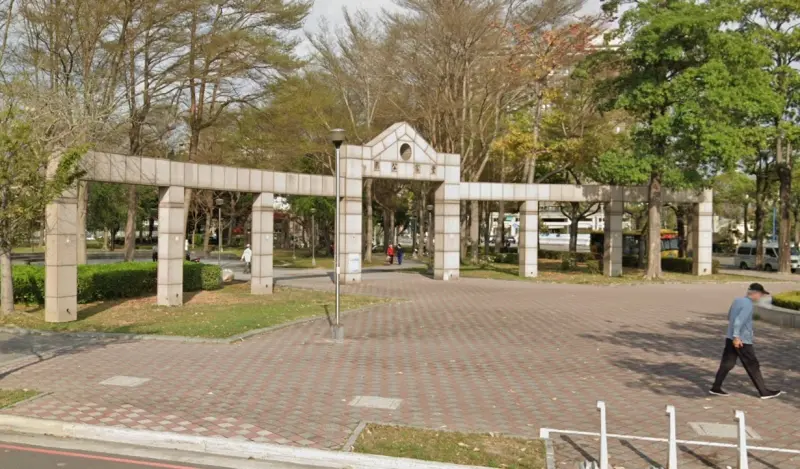 ▲台中市豐富公園又高又細的牌樓，被當地民眾形容是「墓園入口」。（圖／翻攝google街景圖，2023.11.10）
