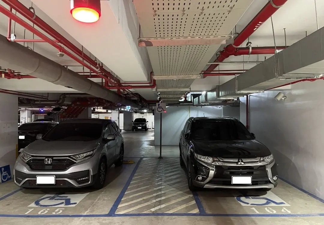 ▲中市消保官提醒，無障礙停車位的「車位空間」未必大於一般車位，民眾務必確認車位實際尺寸。(圖／法制局提供2023.11.10)
