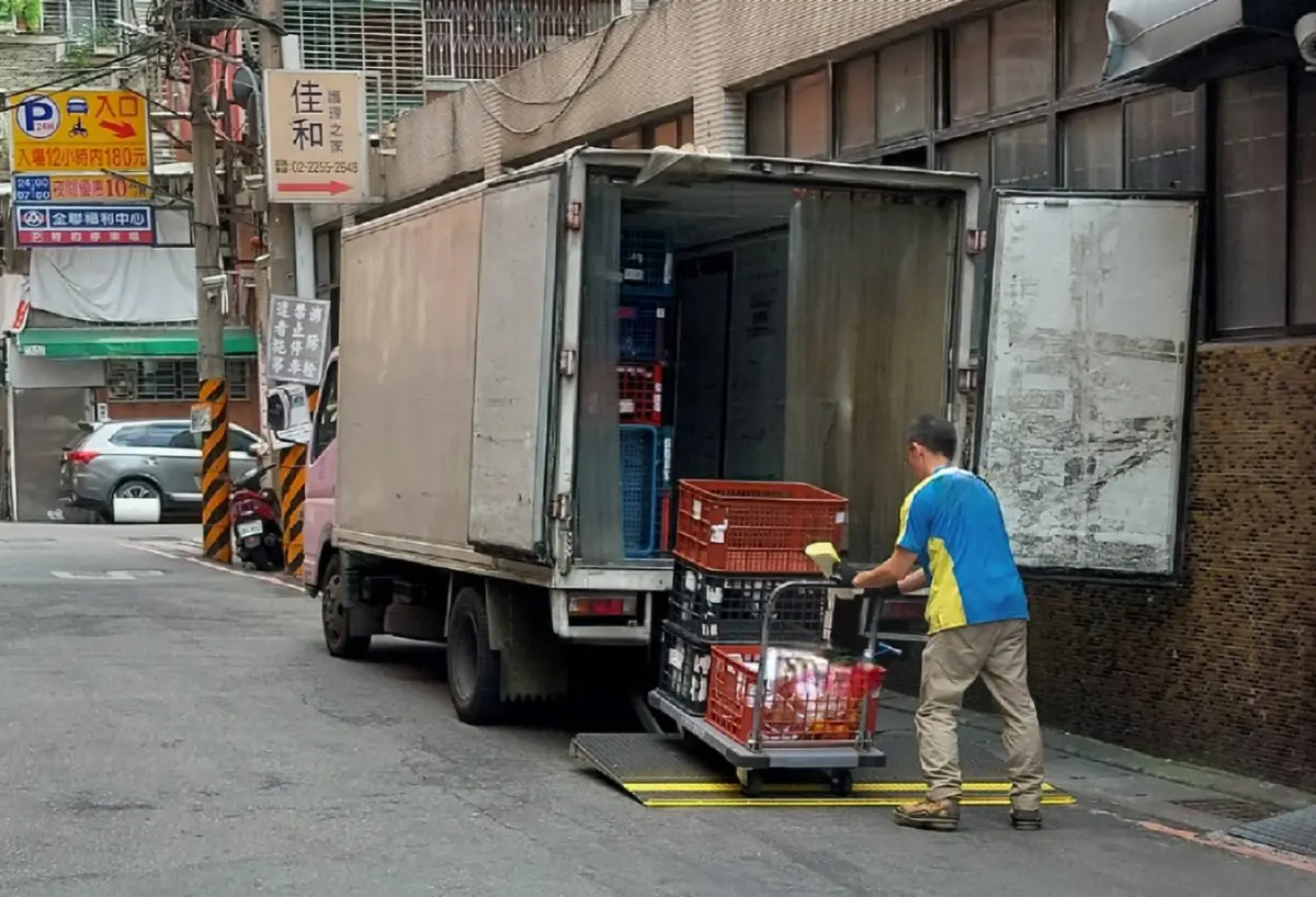 ▲雙11購物節將至，新北勞工局將啟專案勞檢，提醒業者對駕駛及勞工應注意工時及加班費用問題。（圖 ／新北市政府勞工局提供）