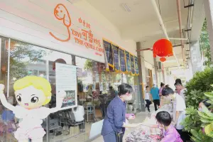 ▲台北市立啟明學校成立的白手杖可魯的店開幕，學生協助點心的發送及義賣商品。（圖 ／醒吾科技大學提供）
