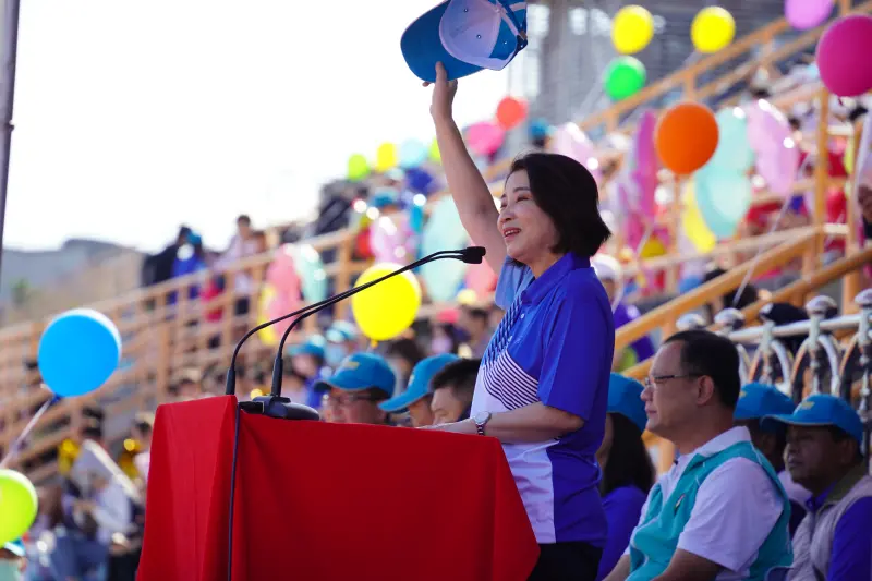 ▲112年屏東縣運盛大開幕，縣長周春米向選手們揮手致意。（圖／屏東縣府提供）