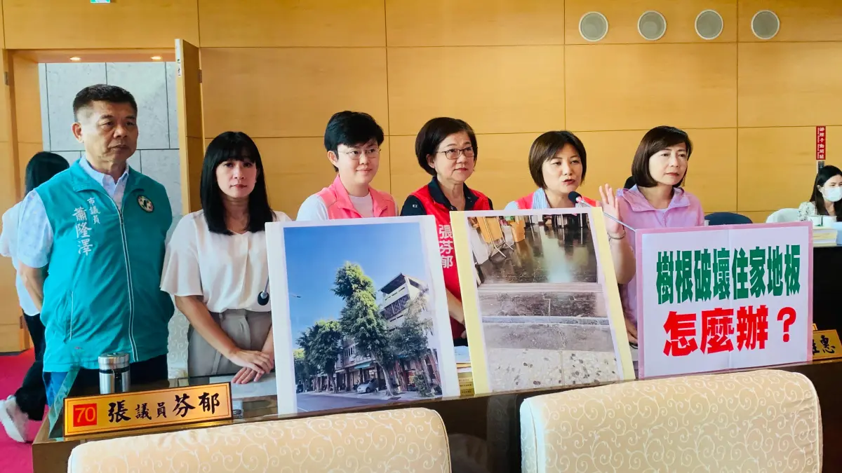 ▲台中市議員陳雅惠（右二）指出，路樹種錯地方，將成為鄰近住戶的噩夢。（圖／記者顏幸如攝，2023.11.10）