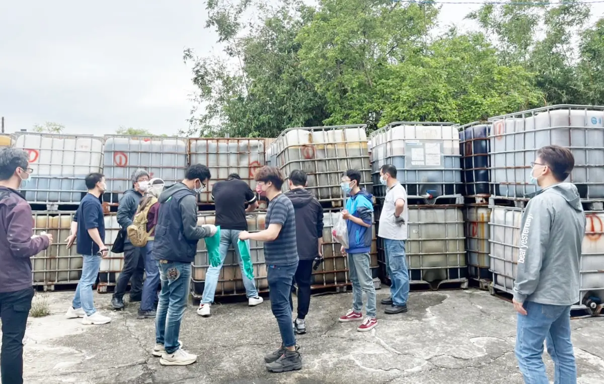 ▲該環保廠商非法收取有害事業廢棄物數量龐大，平日根本來不及焚化處理，因此承租3家倉庫非法貯存，罔顧環境生態安全，逃避國內環境污染管制。（圖／桃園市環保局提供）