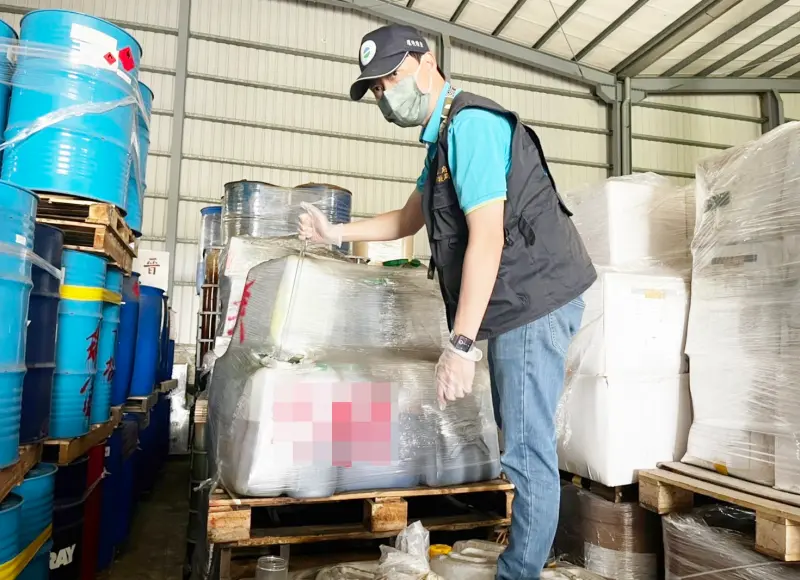 ▲桃園地檢署偵辦觀音區某環保廠商,涉嫌收取下游化工廠有毒廢棄物,再予以焚化,從中牟利逾億元,圖為環保局稽查人員到場採證。(圖/桃園市環保局提供)