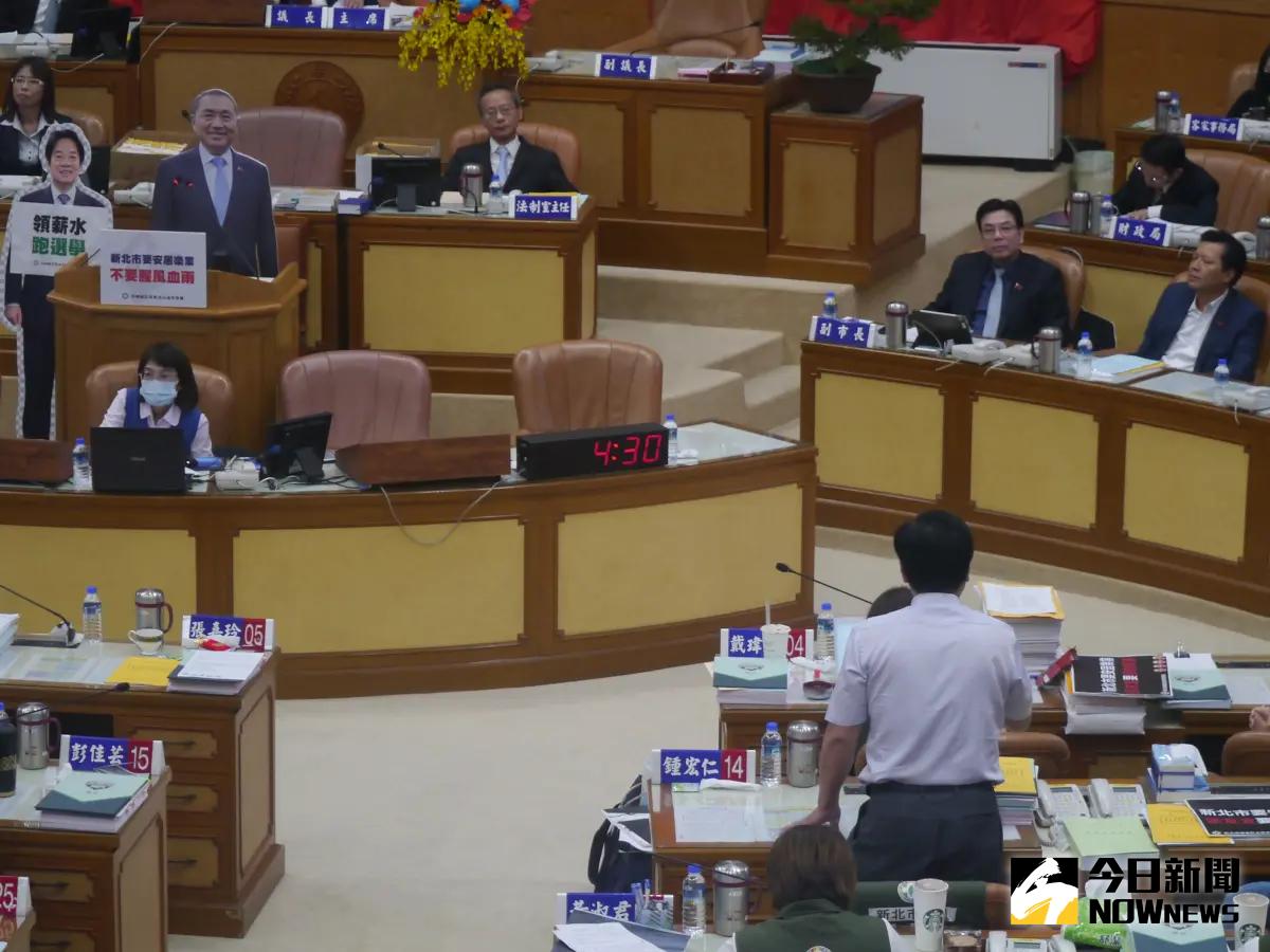 ▲民進黨新北市議員發言要求未出席明年總預算說明的侯友宜在明年大選後到議會補做報告。（圖 ／記者吳嘉億攝，2023.11.10）