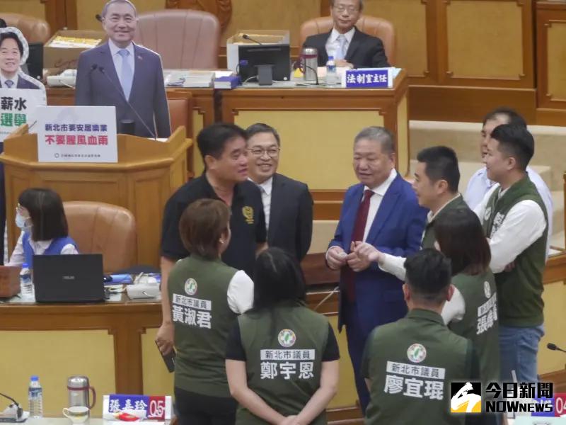 ▲新北市議長蔣根煌與民進黨團協商將立牌移走，讓市長報告總預算編列說明順利進行。（圖 ／記者吳嘉億攝，2023.11.10）