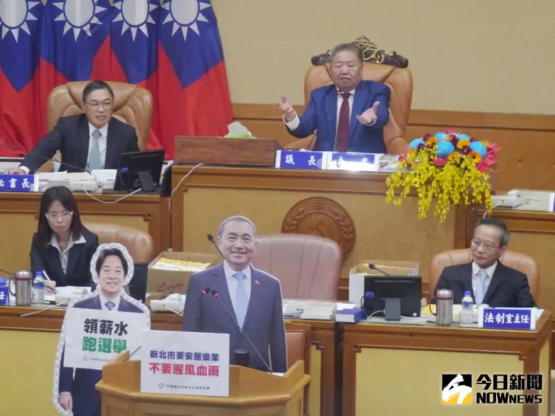 ▲新北市議長蔣根煌希望藍綠兩黨團能將立牌移走，讓議程順利進行。（圖 ／記者吳嘉億攝，2023.11.10）