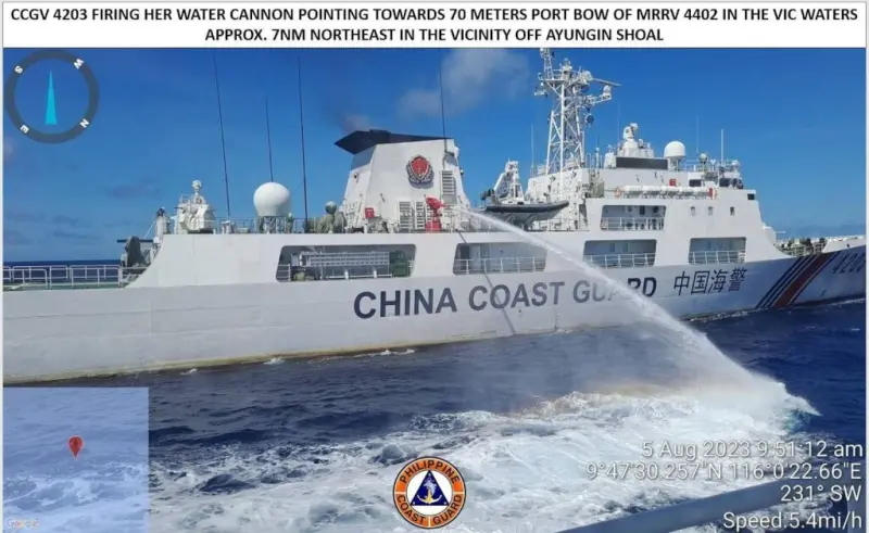 ▲中國海警8月時在南海以水砲襲擊菲律賓補給船，引起菲律賓抗議。（圖／取自facebook.com/coastguardph）