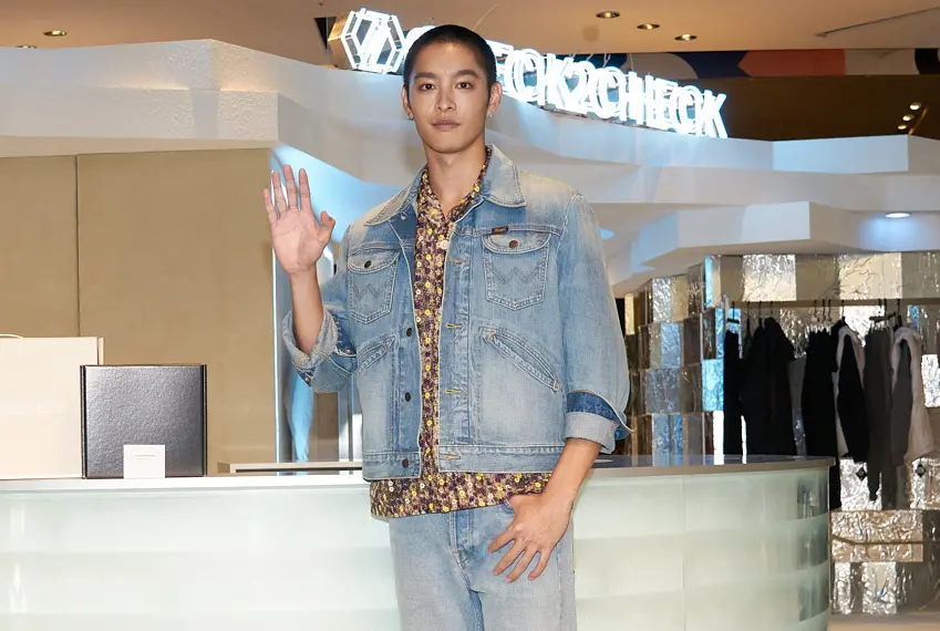 ▲桃園市平鎮高中棒球隊成軍邁入第21年，其中已轉往演藝圈發展的曹佑寧也在今（23日）參加平鎮高中第一屆OB賽，且場上表現「寶刀未老」。（圖／快電商）